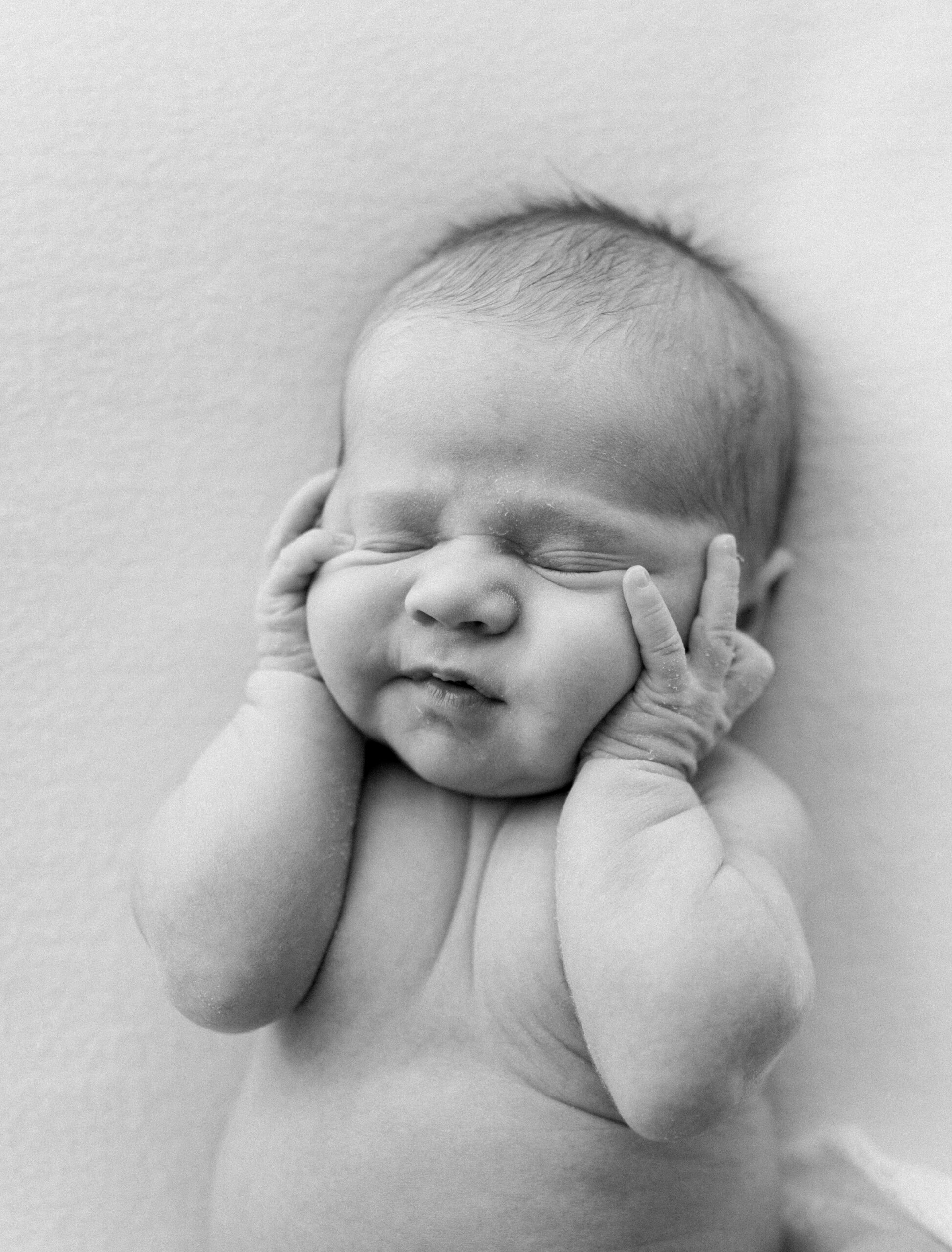 Simple and natural newborn photoshoot in Miami