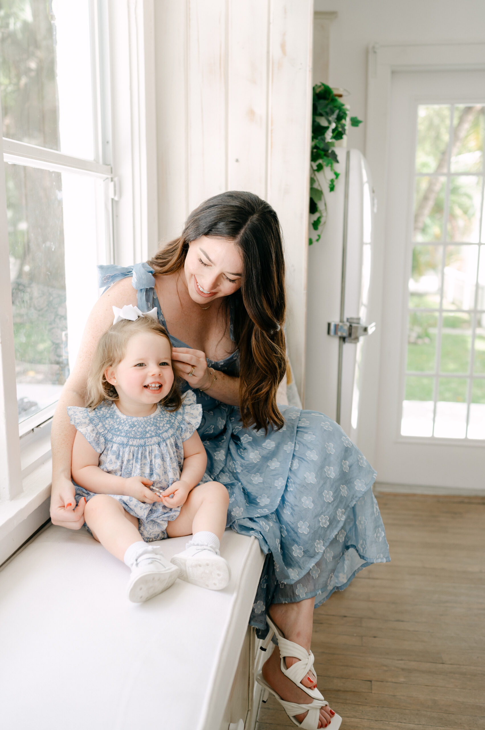 Mom and daughter sitting at the window in Miami Stardust studio