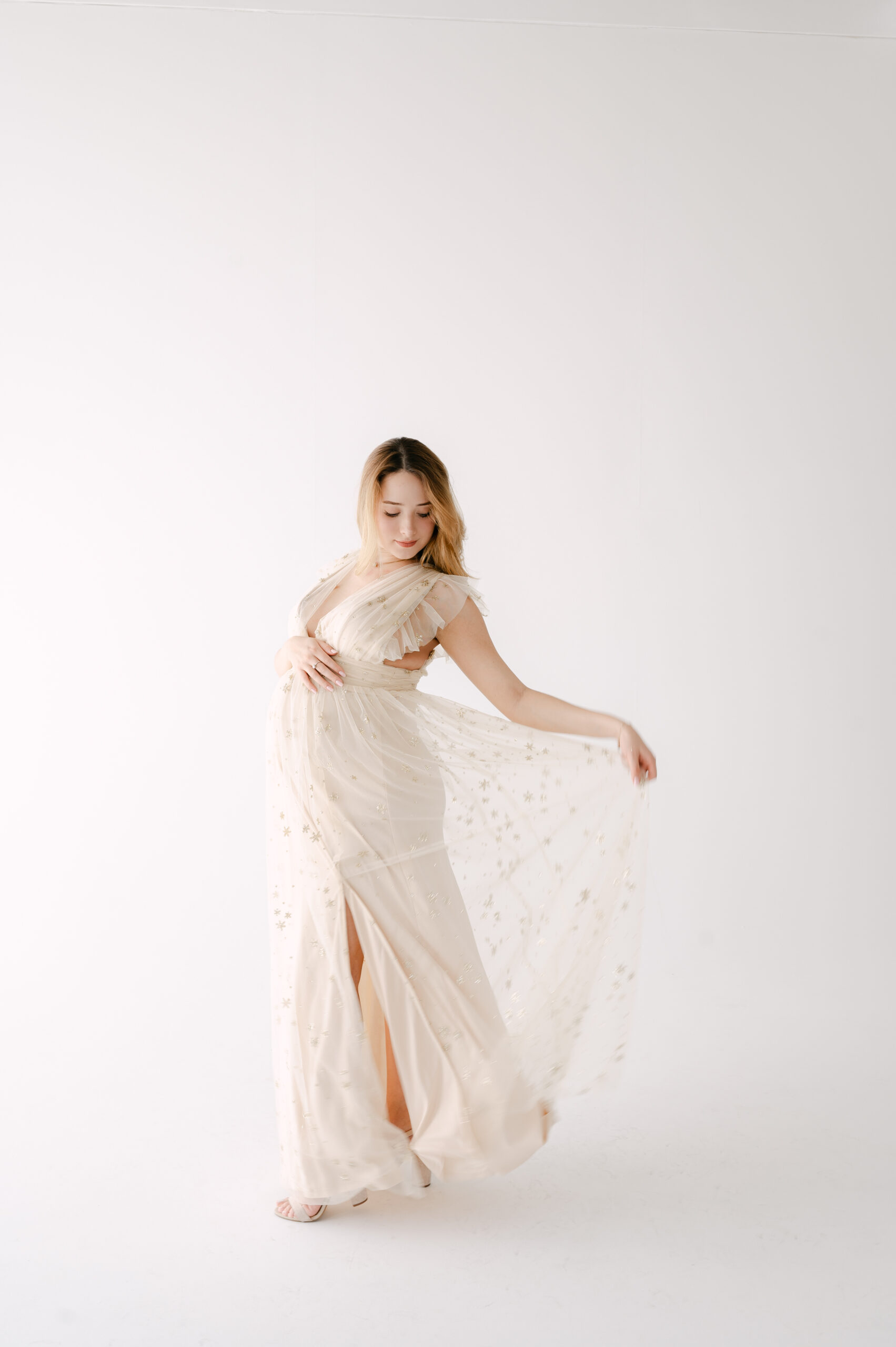 Pregnant photoshoot with tulle dress in studio