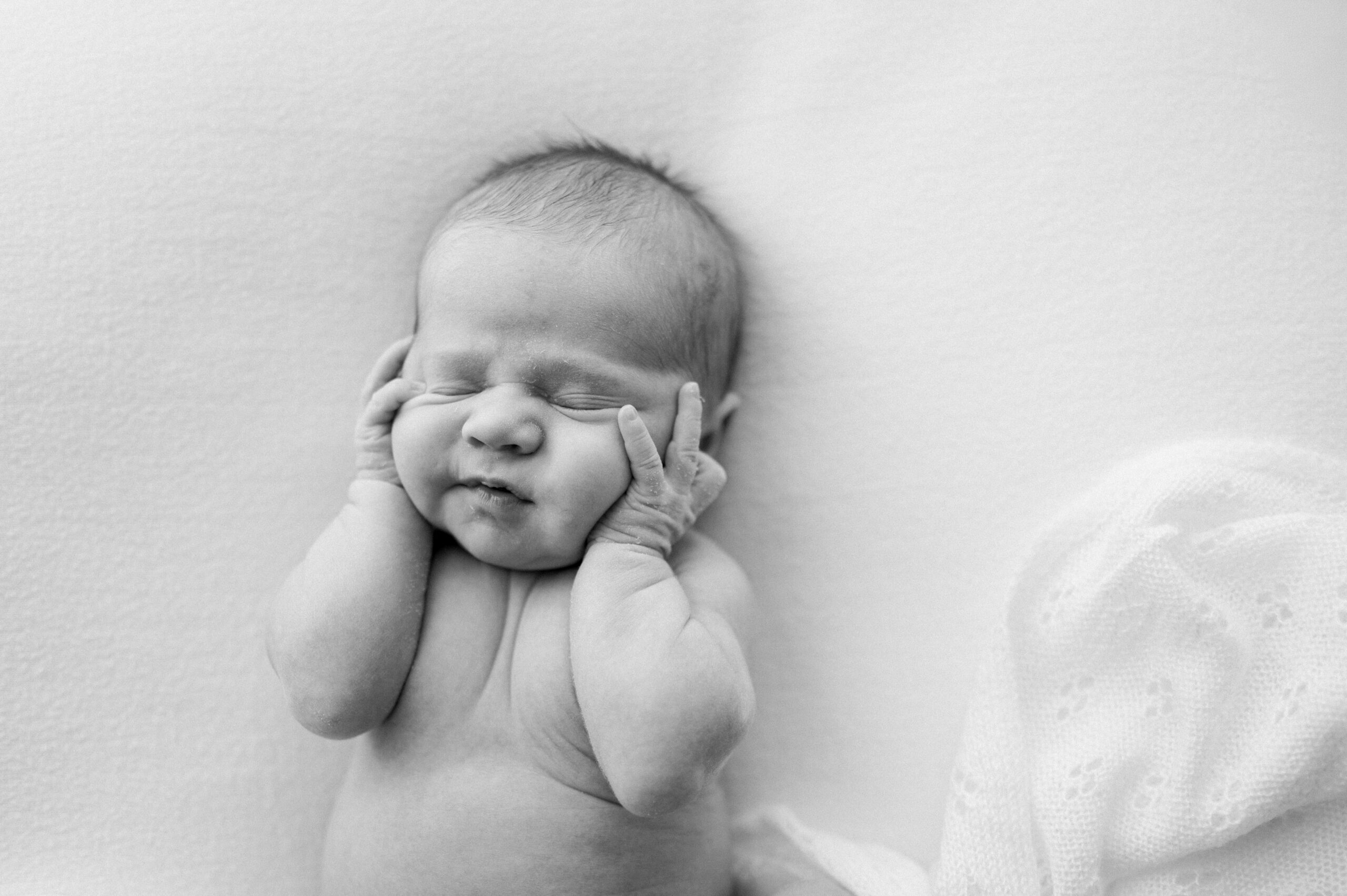 Newborn photography tip: How to keep baby sleepy and posed comfortably