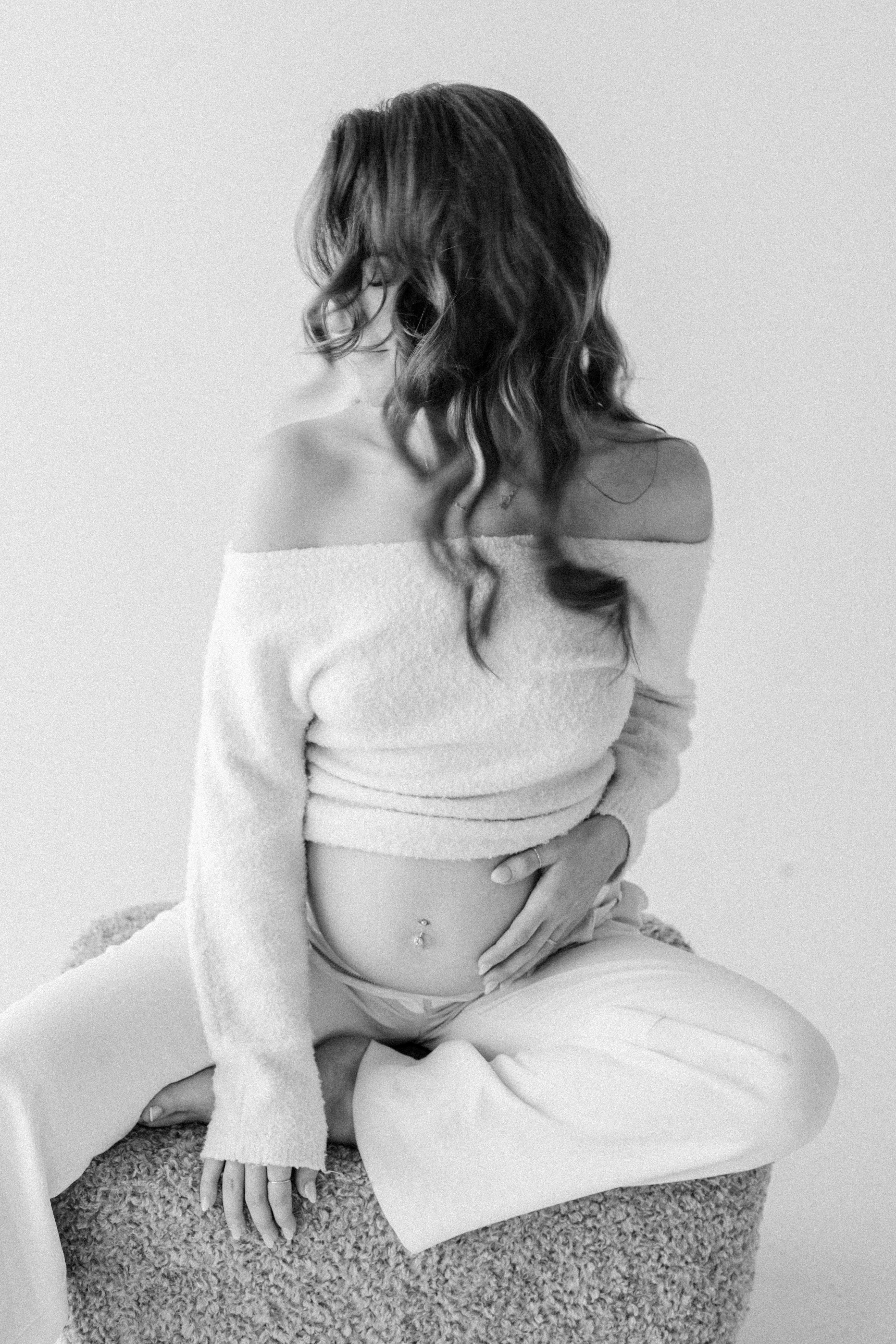 Black and white artsy maternity photo